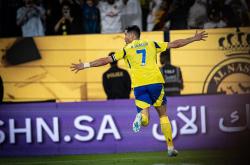 开云体育app-尤文图斯客场逆转胜，C罗梅开二度助球队夺得胜利