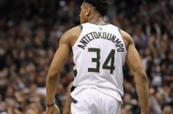 开云官网-爵士逆转雄鹿，波尔津吉斯爆发神勇的简单介绍