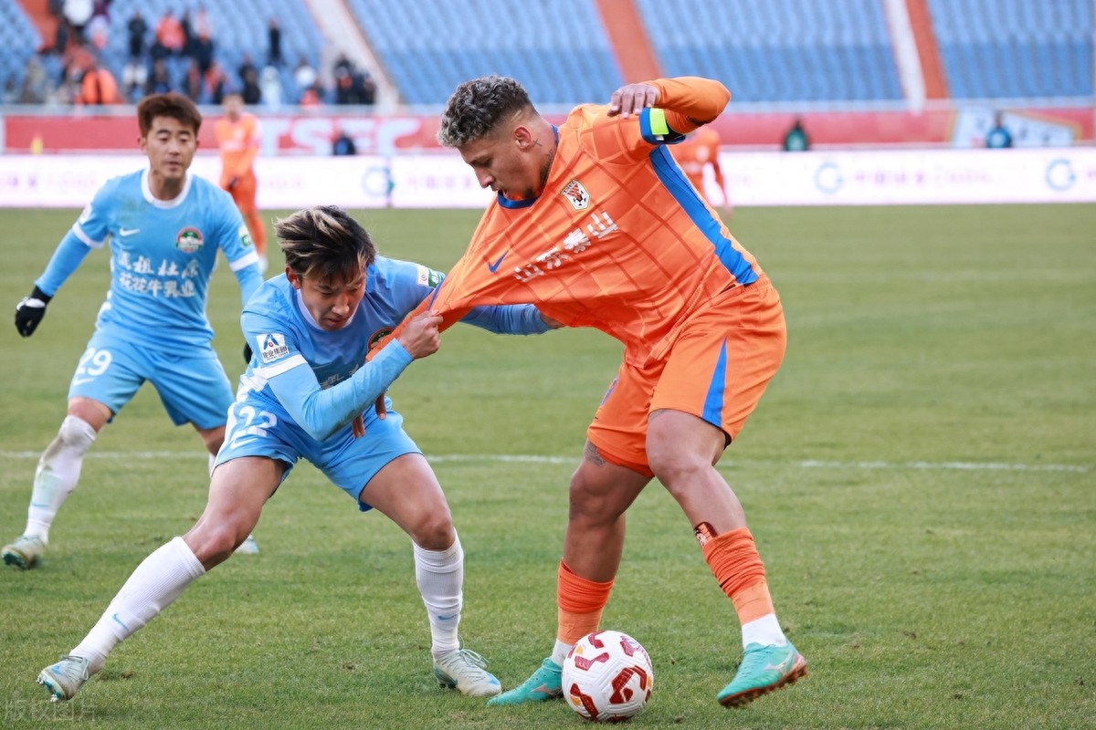 比赛中球队防守结构稳固,守住胜局 比赛中球队防守结构稳固,守住胜局