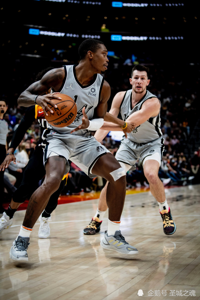 爵士挑战马刺，西部豪强激情对决火花四溅