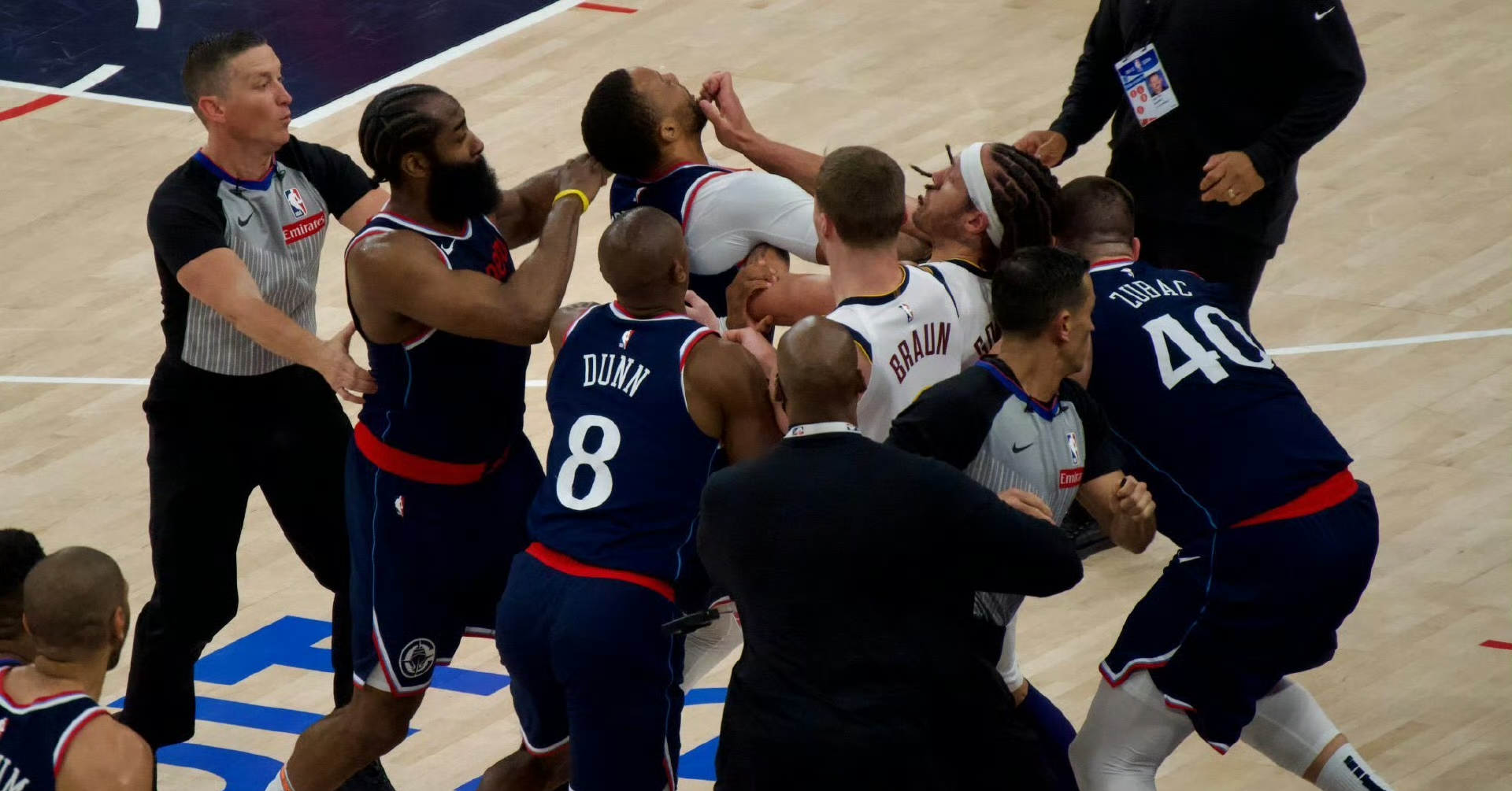 关于球场硝烟弥漫,对手力争上游的信息 关于球场硝烟弥漫,对手力争上游的信息